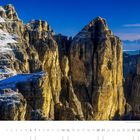 Blick vom Sella-Hochplateau auf die Felstürme am Mittagstal. Nummer 02 und Kalendertage 1 bis 28. Majestätische, schroffe Berglandschaft.