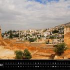 Kalender mit "Andalusien 02". Stadtansicht von Albaicín aus der Alhambra in Granada, umgeben von alten Mauern und Bäumen.