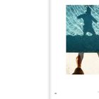 Links "253". Rechts Füße am Rand eines Pools; Schatten einer Person im Wasser sichtbar.