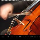 Text: "2 1 2 3 4 5 6 7 8 9 10 11 12 13 14 15 16 17 18 19 20 21 22 23 24 25 26 27 28". Ein Cello wird gespielt.
