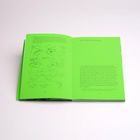 Links oben: technische Zeichnungen. Rechts oben: "Werte und Macht im urbanen Raum". Leuchtend grünes Buch geöffnet.