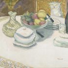 Gemälde mit Tischszene: Obstschale, Flasche, Gläser, Teller. Eine Katze im Hintergrund blickt auf den Tisch.