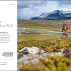 Text: "Schwedens Königspfad zu Fuß." Rechts wandert eine Person mit rotem Rucksack durch eine bergige, offene Landschaft.