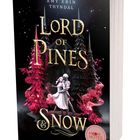 Text: "AMY ERIN THYNDAL", "LORD OF PINES & SNOW", "MON NOTES". Ein Paar tanzt vor stilisierten Bäumen.