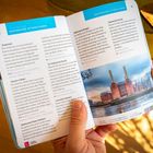 Ein Reiseführer zeigt "Kostenlose Attraktionen" in London, darunter die Millennium Bridge und Battersea Power Station.