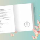 Texte: „Authentisch Mensch sein“, „www.adelheidohcner.de“. 
Illustration: Schmetterlinge und ein Kreis mit Kokon.