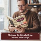 "Meistere die Rätsel alleine oder in der Gruppe." Mann liest Buch über Rätsel, trägt Brille, sitzt in Café.