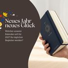 Text: "Neues Jahr neues Glück. Welcher unserer Kalender soll für 2027 Ihr täglicher Begleiter werden?"  
Eine Hand hält einen dunkelblauen 2027-Kalender.