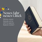 "Neues Jahr, neues Glück. Welcher unserer Kalender soll für 2027 Ihr täglicher Begleiter werden?" zeigt eine Hand mit Kalender.