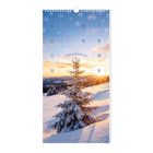 "Schöne Weihnachtszeit." Adventskalender mit schneebedeckter Tanne vor Sonnenuntergang in winterlicher Landschaft.