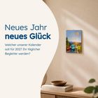 Neues Jahr neues Glück. Kalender für 2027. Ein Kalender hängt an der Wand, daneben ein Tisch mit Büchern und einer Schale.
