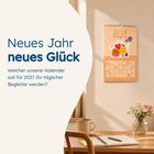 „Neues Jahr, neues Glück. Welcher unserer Kalender soll für 2027 Ihr täglicher Begleiter werden?“ Ein Tisch, Vase, Tasse.
