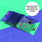 Klappenbroschüre mit exklusivem Farbschnitt, Titel „Liebe auf den ersten Blitz“, Personenillustrationen in Pink.