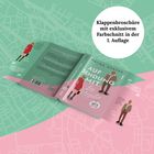 Klappenbroschüre mit exklusivem Farbschnitt in der 1. Auflage. Offenes Buchcover in Rosa und Grün mit Figuren.