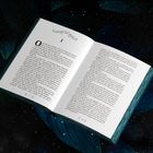 Eine offene Buchseite mit Kapitelzahl „1“ oben. Dekoratives Element darüber. Hintergrund: dunkler, sternenähnlicher Raum.