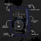 Text: "DER SCHATTEN IN DIR", "THE POWER OF FATE", "FORCED PROXIMITY", "PAYING THE PRICE", "UNLIKELY ALLIES", "THE CHOSEN ONE", "ROMANTASY", "E.M. Carter", "FANTASY KAWA". Buchcover mit Bergen, Mond und Sternen.