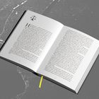 Zwei Seiten eines Buches, linke Seite beginnt mit "H" und beschreibt kindliche Bedürfnisse. Waage-Logo oben links, gelbes Lesezeichen.