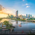 Kalendertext: "Skyline Brisbane 2". Stadtansicht bei Sonnenuntergang mit Hochhäusern, Fluss und Brücke.