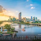 Kalenderansicht mit Text "Skyline Brisbane 2". Fluss, Brücke, Boote und moderne Hochhäuser im Sonnenuntergang.