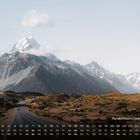 Kalenderdarstellung für Februar, Aoraki/Mount Cook (3.724m), eine Straße führt durch eine goldene Berglandschaft.
