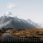 Kalendertage und Wochentage unten. "Aoraki/Mount Cook - 3.724m 2". Straße führt durch eine Berglandschaft.