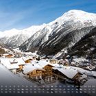 Kalender zeigt Februar in Sölden. Verschneite Hütten, steile Berge, klarer blauer Himmel.