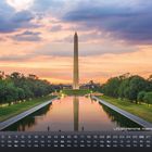 "Lincoln Memorial, Washington D.C." Kalenderbild mit Spiegelung eines Obelisken im Wasser bei Sonnenuntergang.