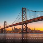 Kalender mit der Aufschrift "Sonnenuntergang Golden Gate Bridge" und "2". Brücke vor Stadt im Abendlicht.