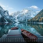 "Pragser Wildsee 2." Kalender mit Bergen, grünem See, Holzbooten, Wald und blauem Himmel.