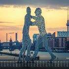 Kalender mit "Molecule Man 2". Zwei stilisierte Figuren stehen im Wasser, Fernsehturm und Stadtlandschaft im Hintergrund.