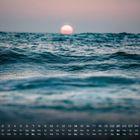 Kalender für Februar mit Wochentagen. Wellen im Meer im Vordergrund, Sonnenuntergang im Hintergrund.