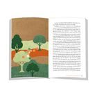 Seite 56: Text über Naturerlebnisse in einer Schulklasse. Links Illustration: Bunte Bäume und flache Muster in Erd-, Grün- und Orangetönen.