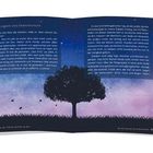 WUNDER UND ERINNERUNGEN. Silhouette eines Baumes vor einem violett-blauen Nachthimmel mit Sternen. Seiten 82-83.