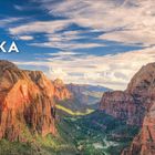 Kapitel Eins: Nordamerika. Rote Felsen und weite Schluchten im Zion National Park unter blauem Himmel.