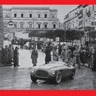 Links steht: "GALERIE 166 MILLE MIGLIA SPYDER DA CORSA APRIL 1950". Rechts sehen Zuschauer einen Oldtimer-Rennwagen.