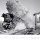 „Februar“, „Blockstelle Terwest“, eine dampfende Lokomotive fährt vor einem Backsteingebäude vorbei, verschneite Landschaft.