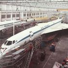„Air France“ und „British Airways“ sind auf zwei Concorde-Flugzeugen in einer großen Wartungshalle sichtbar.