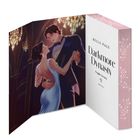 "Bella Page, Darkmore Dynasty, Fragile Secrets, Roman." Ein elegantes Paar tanzt unter Kronleuchtern.