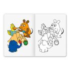 Linke Seite: Bunte Illustration mit Ente, Maus und Elefant, die eine Sandburg bauen. Rechte Seite: Gleiche Illustration als Ausmalbild.