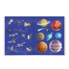 Illustration von farbenfrohen Planeten und Satelliten vor einem dunkelblauen Hintergrund mit Sternen.