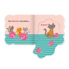 „Die Kätzchen sind kleine... ...Katzen!“ Drei Kätzchen spielen mit Wollknäueln, zwei sind grau und eins orange. Rosa-punktierter Hintergrund.