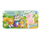 Text: "Der Eierlauf ist sehr beliebt, jeder will der Erste sein! Lina Lämmchen läuft durchs Ziel, keiner holt sie jetzt mehr ein."  
Ein rosa Lamm mit Blumenkranz läuft, bunte Eier, fröhliche Tiere, Banner mit "ZIEL".