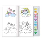 Ein Malbuch mit Einhörnern, Regenbögen und Wolken. Rechts sind acht bunte Herzfarben und ein Pinsel angeordnet.