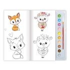 Malbuch mit zwei Zeichnungen: Ein sitzender Fuchs und ein Schäfchen. Rechts Farben und Pinsel.