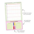 Kalenderseite für Juli mit viel Platz für Termine, Notizblöcke, bunte Haftnotizen zum Markieren und einem Stift.