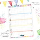 Kalender für März, 6 Spalten. Text: „extra viel Platz für Termine und Erinnerungen“. Farbige Elemente und Wimpel.