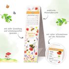 Kalender für Mai mit Spruch: "Jede Blüte hat ihren Duft." Enthält Illustrationen von Blumen, Bienen und freundlichen Texten.