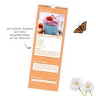 Ein Kalenderblatt mit "Erdbeermousse," Rezept und Gesundheitstipps. Ein Schmetterling und zwei Gänseblümchen daneben.