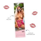 „Mit sexy Girls“ und „praktische Monatsübersicht“. Kalender mit Frau in Bademode, Lippenstiftabdrücke dekorativ.