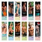 „Mit sexy Männern“, „Oktober“, „praktische Monatsübersicht“. Ein durchtrainierter Mann mit Axt, umgeben von Blumenzeichnungen.